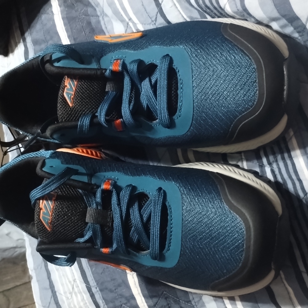 Avia athletic shoes in Blue and Orange size 5